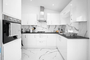 House | Private kitchen | Fridge, microwave, oven, stovetop - Family/contractors 3 bed House/parking/sleeps 7 (Bilston)