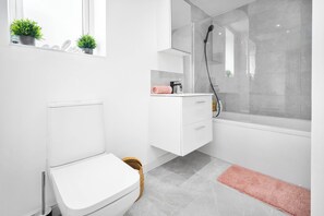 Maison | Salle de bain | Douche, sèche-cheveux, serviettes fournies