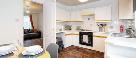 Maison | Cuisine privée | Réfrigérateur, four à micro-ondes, un four, surface de cuisson
