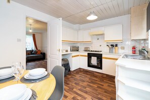 Ferienhaus | Eigene Küche | Kühlschrank, Mikrowelle, Ofen, Herdplatte