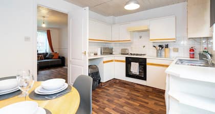 2 Bed-sleeps 4-private Garden- Free Parking