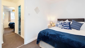 A bedroom with a bed, a nightstand, and a bedside lamp. - 2 Bed-sleeps 4-private Garden- Free Parking (Birmingham)