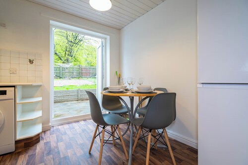 2 Bed-sleeps 4-private Garden- Free Parking