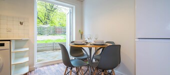 2 Bed-sleeps 4-private Garden- Free Parking