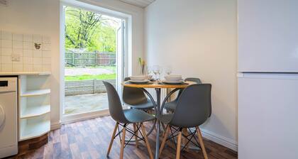 2 Bed-sleeps 4-private Garden- Free Parking