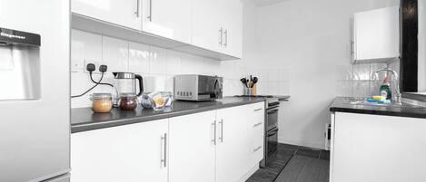 Huis | Privékeuken | Een koelkast, een magnetron, een oven, een kookplaat