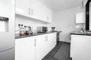 Hus | Privat køkken | Køleskab, mikrobølgeovn, ovn, kogeplade