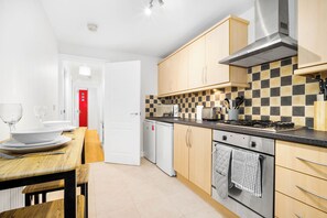 Apartment | Private kitchen | Fridge, microwave, oven, stovetop - Cosy 2 bed Apt With Free Parking by Oldbury (Oldbury)