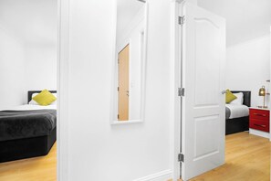 2 bedrooms, iron/ironing board, free WiFi, bed sheets - Cosy 2 bed Apt With Free Parking by Oldbury (Oldbury)