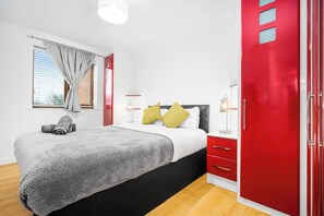 Apartment | 2 bedrooms, iron/ironing board, free WiFi, bed sheets - Cosy 2 bed Apt With Free Parking by Oldbury (Oldbury)