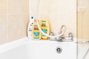 Apartment | Bathroom | Combined shower/bathtub, deep-soaking bathtub, hair dryer, towels - Cosy 2 bed Apt With Free Parking by Oldbury (Oldbury)