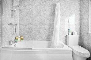 Shower, pengering rambut,  dan handuk