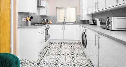 Spacious 3 bed House/sleeps 5/free Parking-oldbury