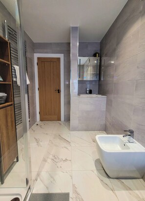Bidet, serviettes fournies, savon, papier de toilette