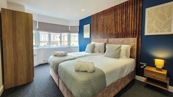 4 bedrooms, iron/ironing board, WiFi, bed sheets