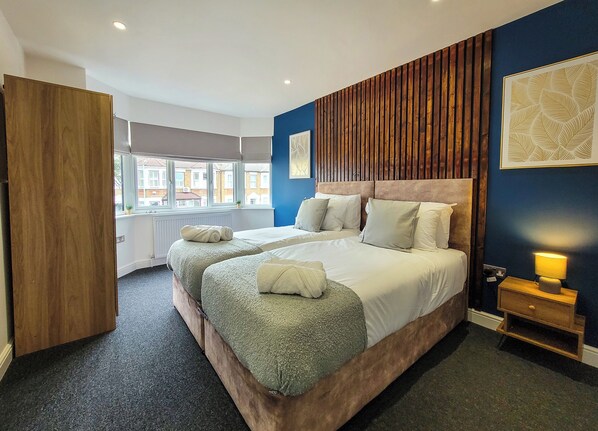 4 habitaciones, tabla de planchar con plancha, wifi y ropa de cama