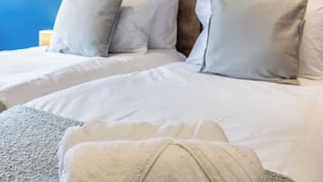 4 bedrooms, iron/ironing board, WiFi, bed sheets