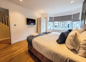 4 habitaciones, tabla de planchar con plancha, wifi y ropa de cama 