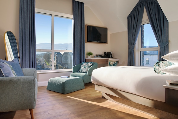 Habitación cuádruple presidencial | Caja fuerte, escritorio, espacio para trabajar con un portátil