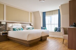 Habitación superior con 2 camas individuales | Caja fuerte, escritorio, espacio para trabajar con un portátil