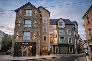 Un hotel con fachada de piedra y un letrero que dice 'The James Hotel'.