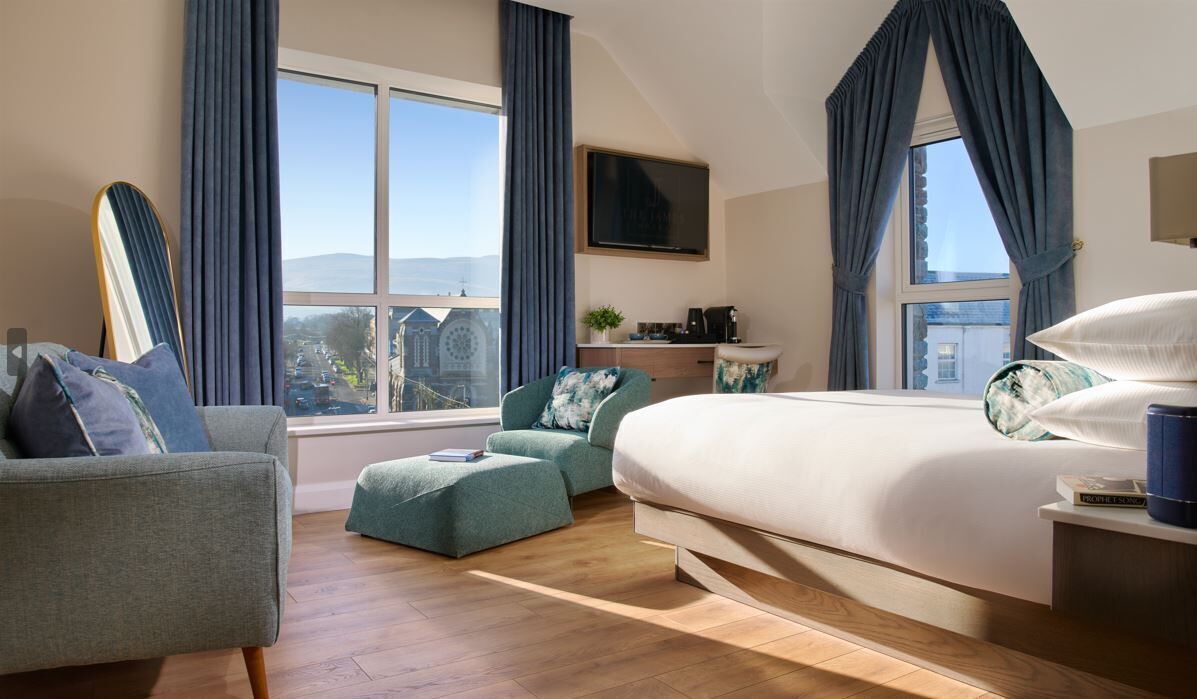 Caja de seguridad en la habitación y escritorio 