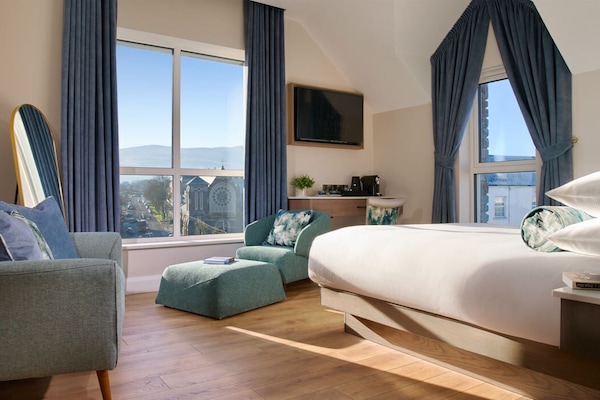 Caja de seguridad en la habitación y escritorio