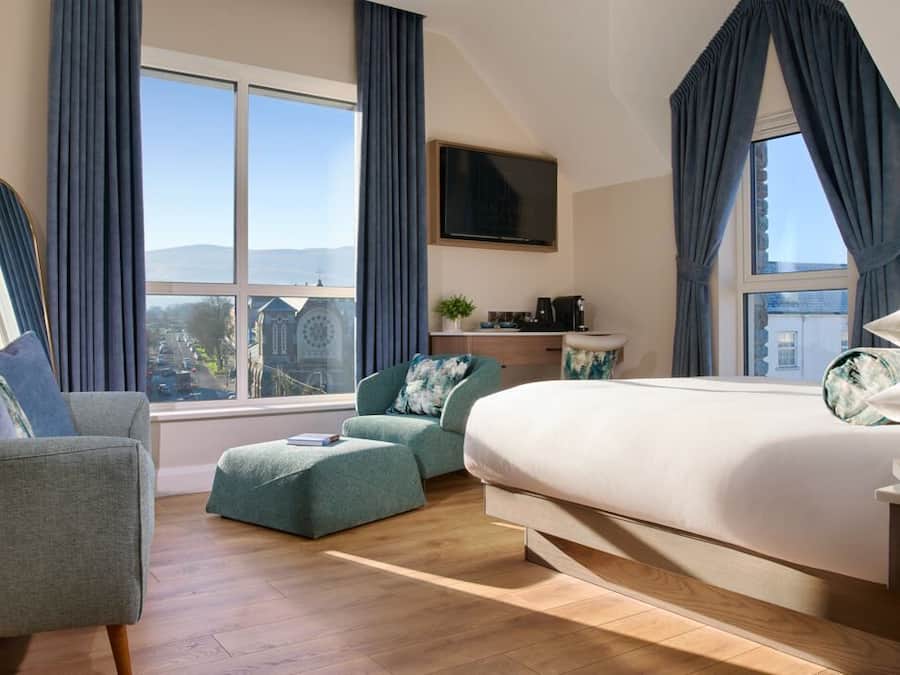 خزنة داخل الغرفة ومكتب ومساحة عمل للكمبيوتر المحمول وستائر تعتيم