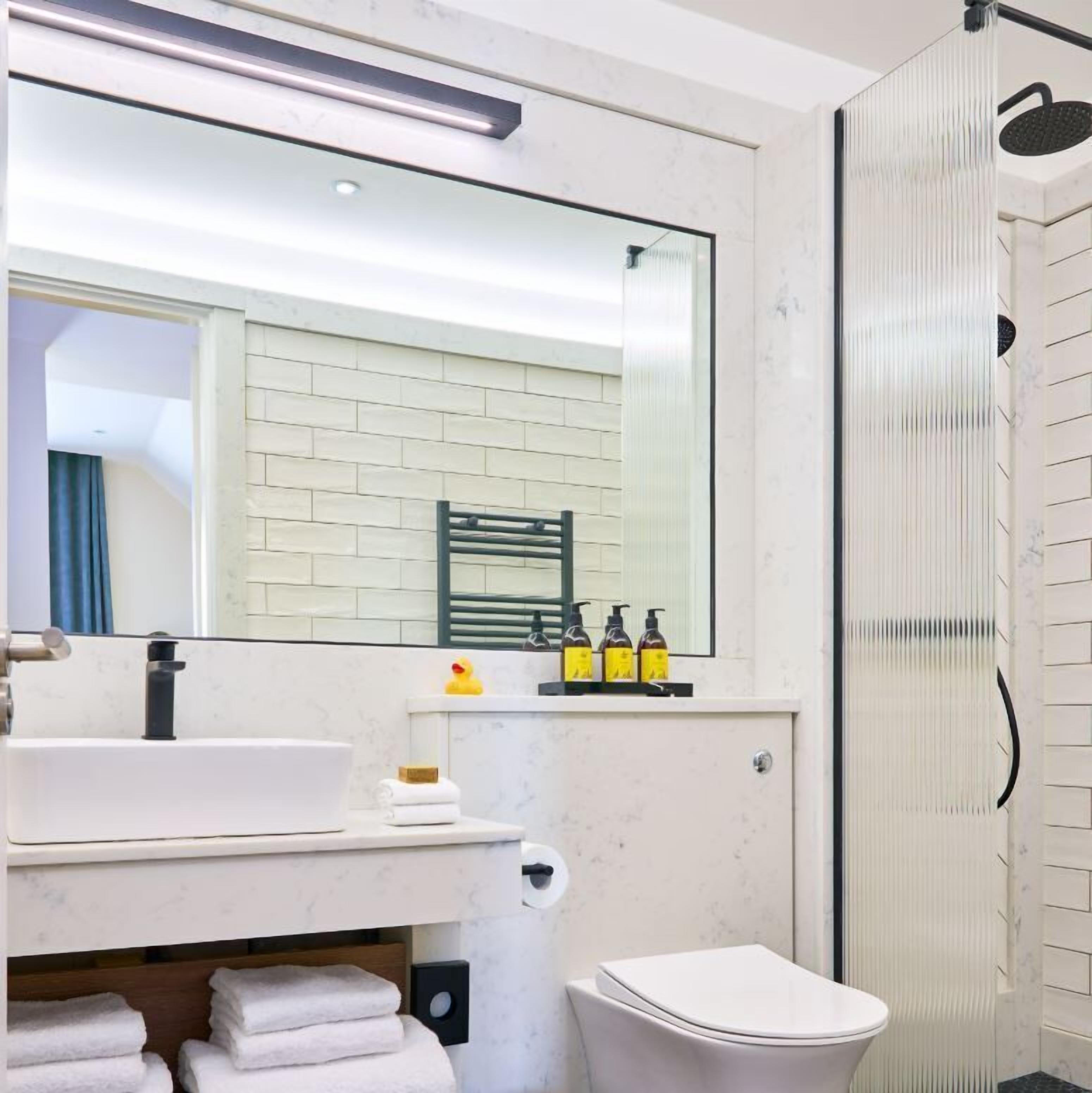 Regadera, secadora de cabello, toallas, jabón 