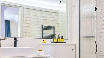 Douche, sèche-cheveux, serviettes fournies, savon