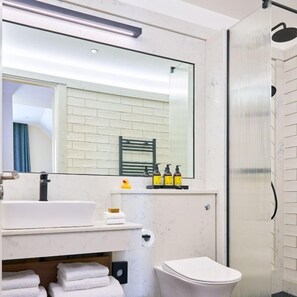 Douche, sèche-cheveux, serviettes fournies, savon