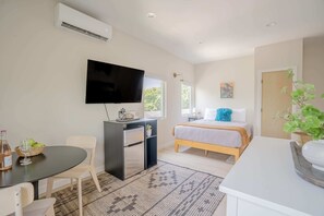 2 Schlafzimmer, Schreibtisch, Bügeleisen/Bügelbrett, Reisekinderbett