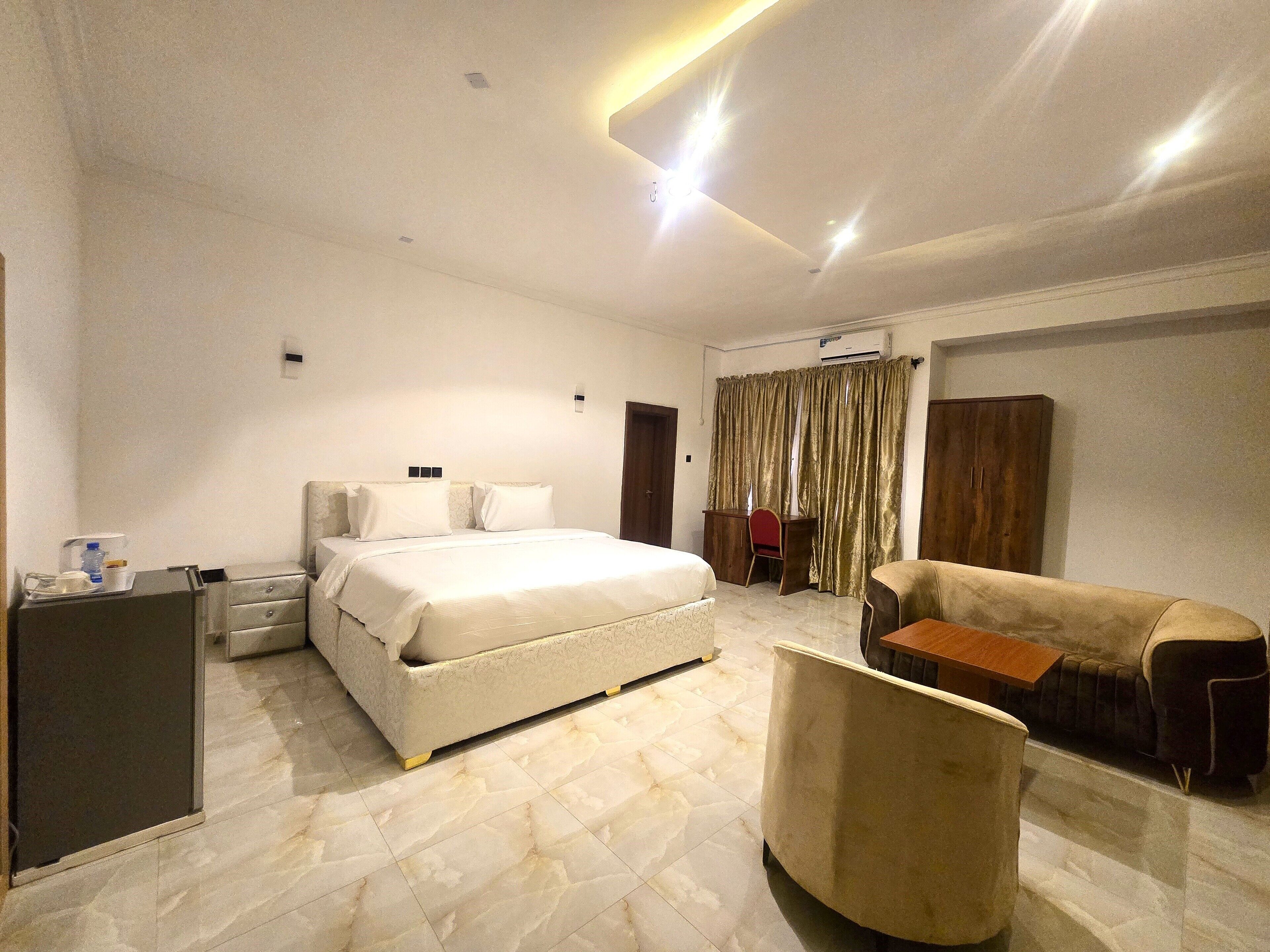 Executive Double Room, 1 Bedroom | Laptop workspace, soundproofing, free WiFi, bed sheets