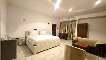 Executive Double Room, 1 Bedroom | Laptop workspace, soundproofing, free WiFi, bed sheets