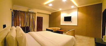 ROSES REGENCY HOTEL & SUITES