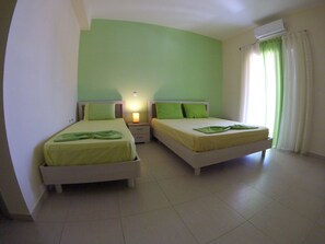 Comfort-Dreibettzimmer, Balkon, Meerblick | Kostenloses WLAN, Bettwäsche