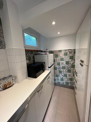 Jääkaappi, mikroaaltouuni, uuni, liesi