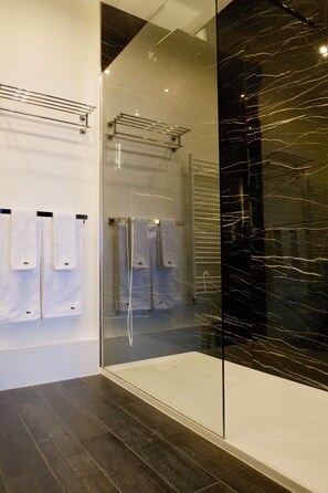 Haartrockner, Handtücher, Seife, Shampoo