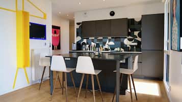 Réfrigérateur, micro-ondes, four, plaque de cuisson