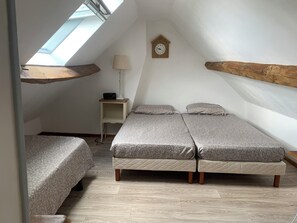 2 habitaciones, tabla de planchar con plancha, cuna de viaje y wifi 