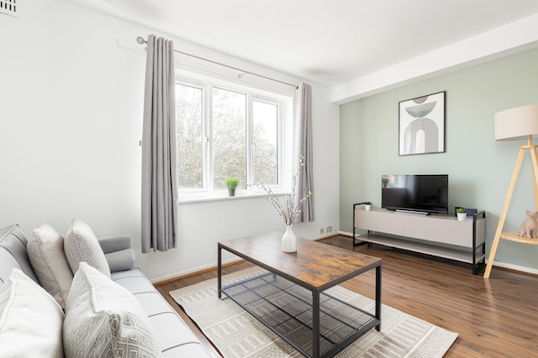 Deluxe Apartment, 1 Bedroom, Private Bathroom | Living area | Flat-screen TV - The Bridge Flats (London)