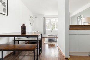 Deluxe Apartment, 1 Bedroom, Private Bathroom | Private kitchen | Microwave, oven, stovetop, electric kettle - The Bridge Flats (London)