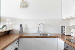 Deluxe Apartment, 1 Bedroom, Private Bathroom | Private kitchen | Microwave, oven, stovetop, electric kettle - The Bridge Flats (London)