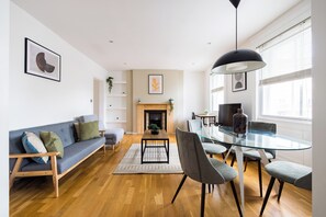 Deluxe appartement, 1 slaapkamer, privébadkamer | Woonruimte | Een flatscreentelevisie