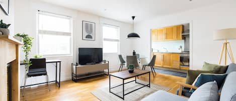 Deluxe Apartment, 1 Bedroom, Private Bathroom | Living area