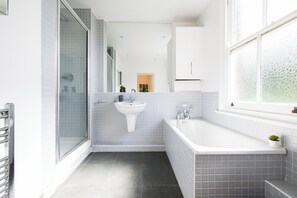 Deluxe Apartment, 1 Bedroom, Private Bathroom | Bathroom | Hair dryer, towels, soap, shampoo - The Bridge Flats (London)