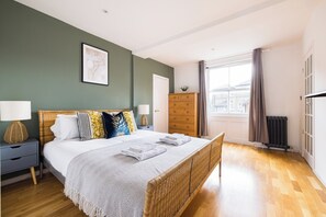 Deluxe appartement, 1 slaapkamer, privébadkamer | 1 slaapkamer, een strijkplank/strijkijzer, gratis wifi