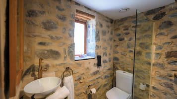 Kareen Double Room | Baðherbergi | Handklæði