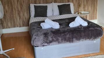 2 soverom, skrivebord, strykejern/-brett og reiseseng for barn