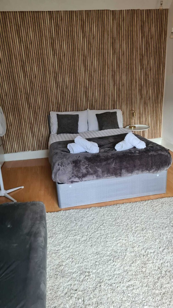 2 bedrooms, desk, iron/ironing board, travel cot